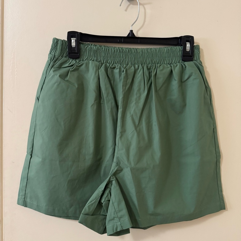 Le Lis Green Two-Piece Set - Picture 4 of 5